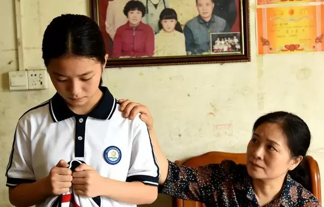 何小满提前出狱七年未归,养父接人时获留信与身世材料 _ 细节速览 何小满提前出狱七年未归,养父接人时获留信与身世材料 _ 细节速览